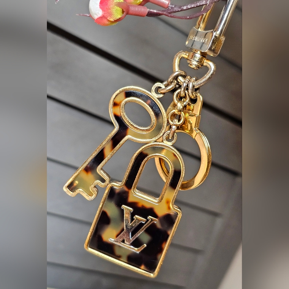 Authentic LOUIS VUITTON Porte Cles Confidence Keyring Charm